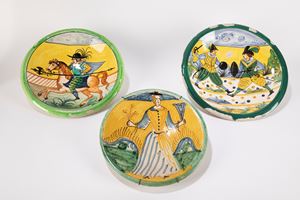Lotto composto da tre piatti in maiolica policroma nello stile di Montelupo