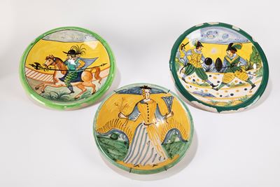Lotto Composto da Tre Piatti in Maiolica Policroma nello Stile di Montelupo