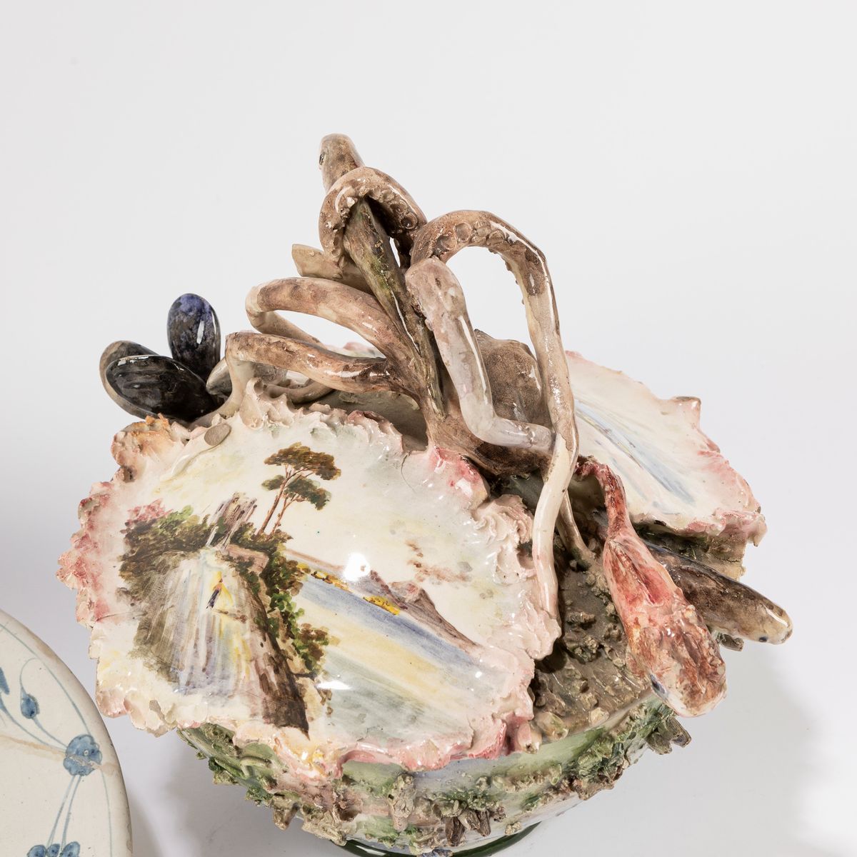 Zuppiera in Maiolica Policroma con Coperchio a Motivi Fitomorfi, Secolo XIX; e un Piatto in Maiol...