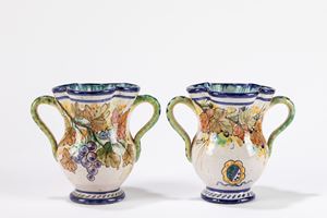 Coppia di piccoli vasetti biansati in ceramica policroma, manifattura dell’Italia meridionale secolo XIX