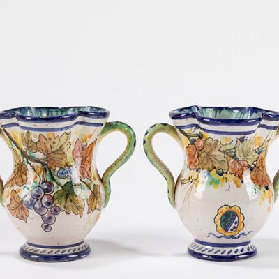 Coppia di Piccoli Vasetti Biansati in Ceramica Policroma, Manifattura Dell’italia Meridionale Sec...