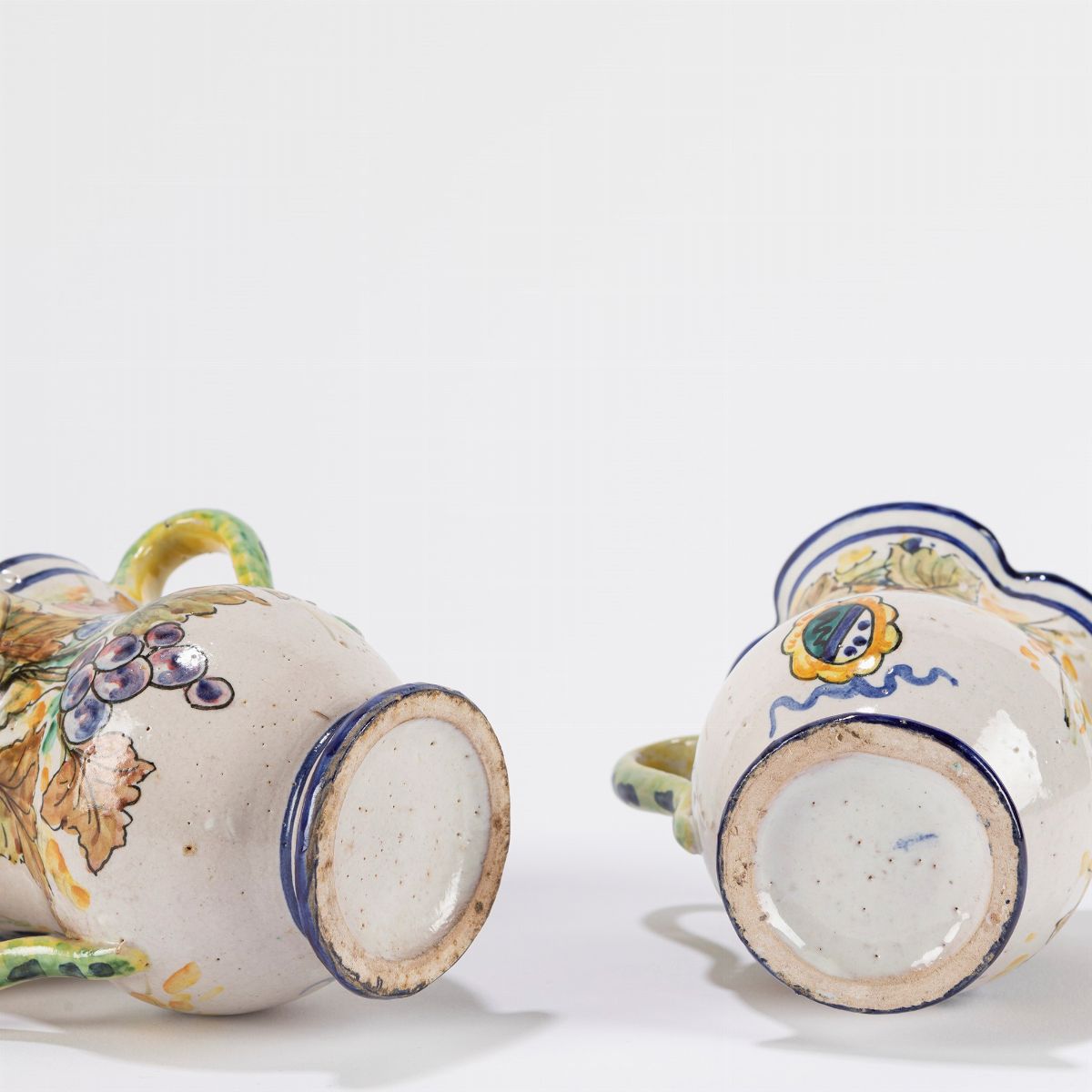 Coppia di Piccoli Vasetti Biansati in Ceramica Policroma, Manifattura Dell’italia Meridionale Sec...