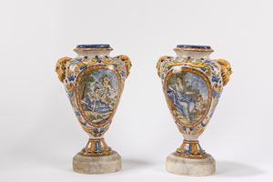 Coppia di vasi in maiolica policroma, nello stile Giustiniani, fine secolo XIX