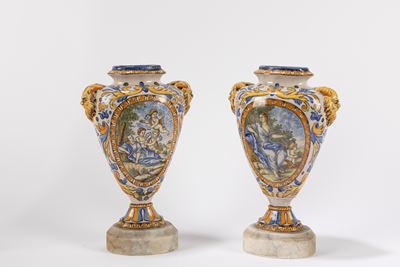 Coppia di Vasi in Maiolica Policroma, nello Stile Giustiniani, Fine Secolo XIX