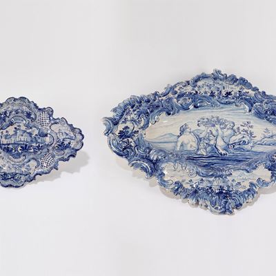 Due Piatti in Ceramica Bianca e Blu nello Stile di Albissola, Secolo XX