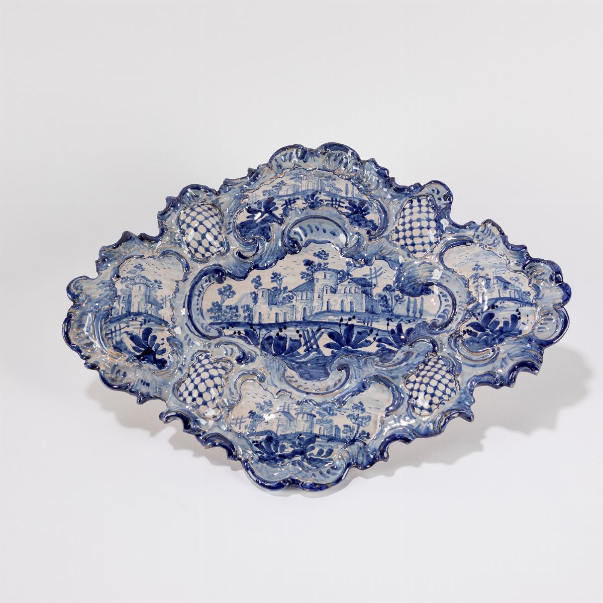 Due Piatti in Ceramica Bianca e Blu nello Stile di Albissola, Secolo XX
