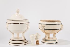 Lotto composto da due zuppiere in ceramica nello stile Del Vecchio o Giustiniani, e da due vasetti, secoli XIX-XX