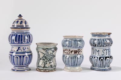 Lotto Composto da Quattro Albarelli in Ceramica Bianca e Blu, Secoli XVIII-XIX