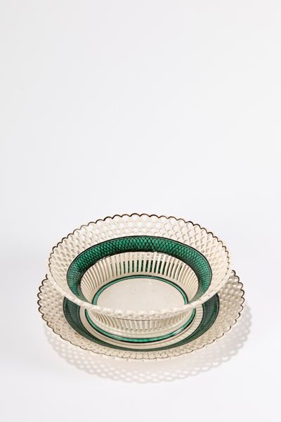 Lotto Composto da un Cestino e un Piatto in Terraglia Bianca e Verde, Secolo XX