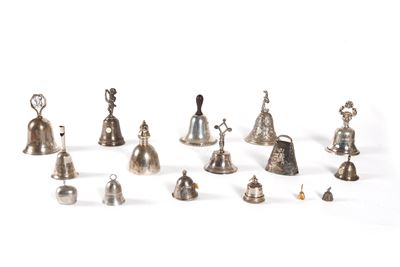 Lotto Composto da Quindici Campanelli in Argento e uno Piccolo in Metallo di Epoche Varie