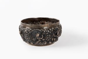 Scodella Thabeik in argento basso titolo sbalzata con figure di danzatrici, Birmania secolo XIX