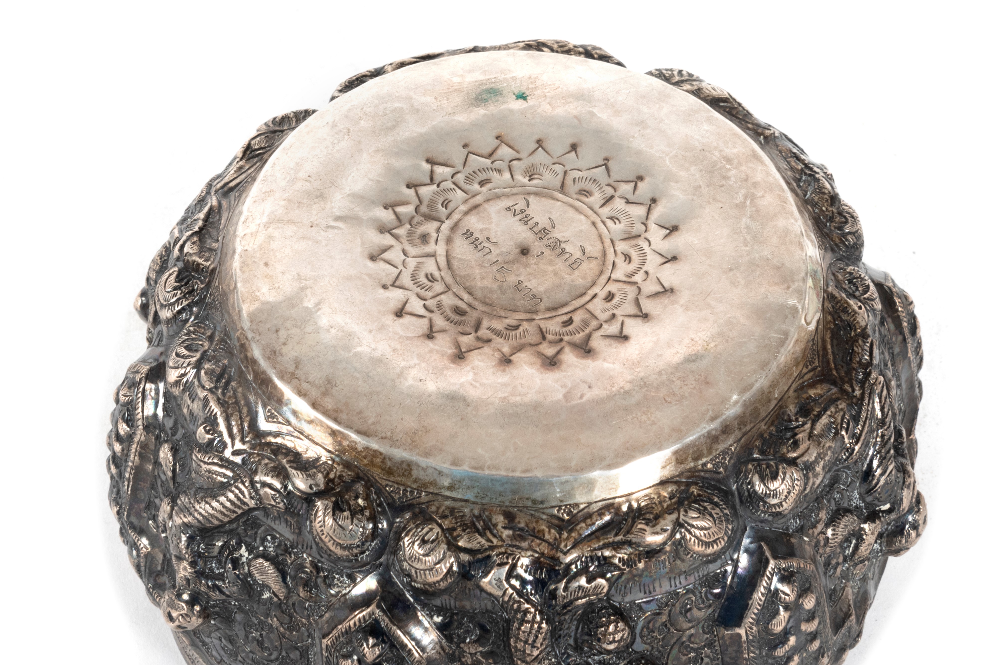 Scodella Thabeik in Argento Basso Titolo Sbalzata con Figure di Danzatrici, Birmania Secolo XIX