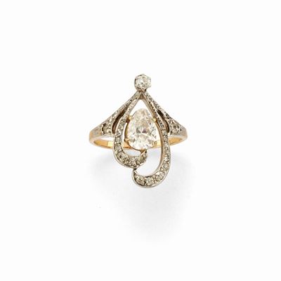 Anello in oro bicolore 18k con diamante taglio goccia e diamanti rosa