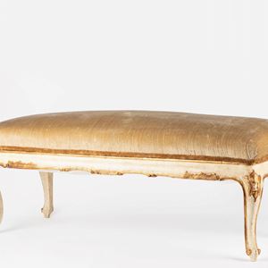 Panchetto in legno intagliato in stile. Secolo XX