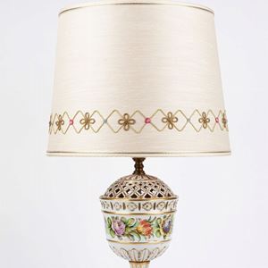 Lampada da tavolo in porcellana decorata a motivi floreali. Manifattura italiana, secolo XX