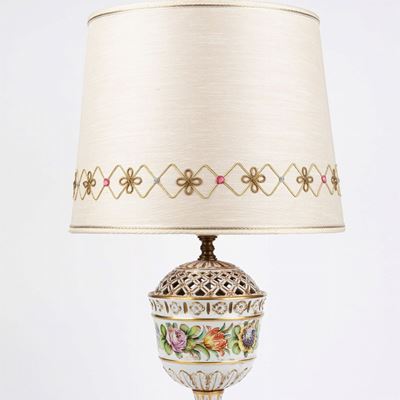 Lampada da tavolo in porcellana decorata a motivi floreali, manifattura italiana, XX secolo