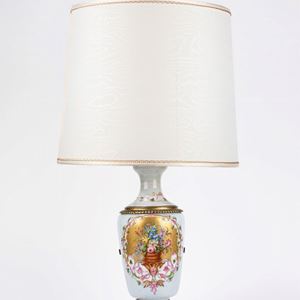 Lampada da tavolo in porcellana decorata riserve con motivi floreali. Manifattura italiana, secolo XX