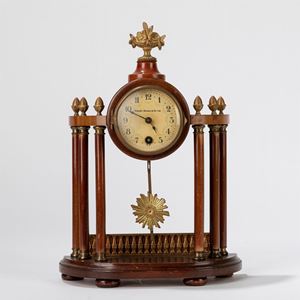 Orologio da appoggio in legno e metallo dorato. Firmato Stewart, Dawson & Co. Ltd. inizi del XX secolo