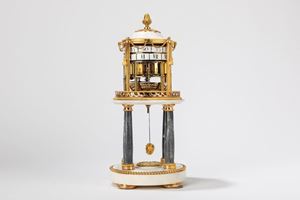Orologio da appoggio francese fine XVIII secolo in marmo bianco, marmo grigio e bronzi dorati, à cercles tournants.