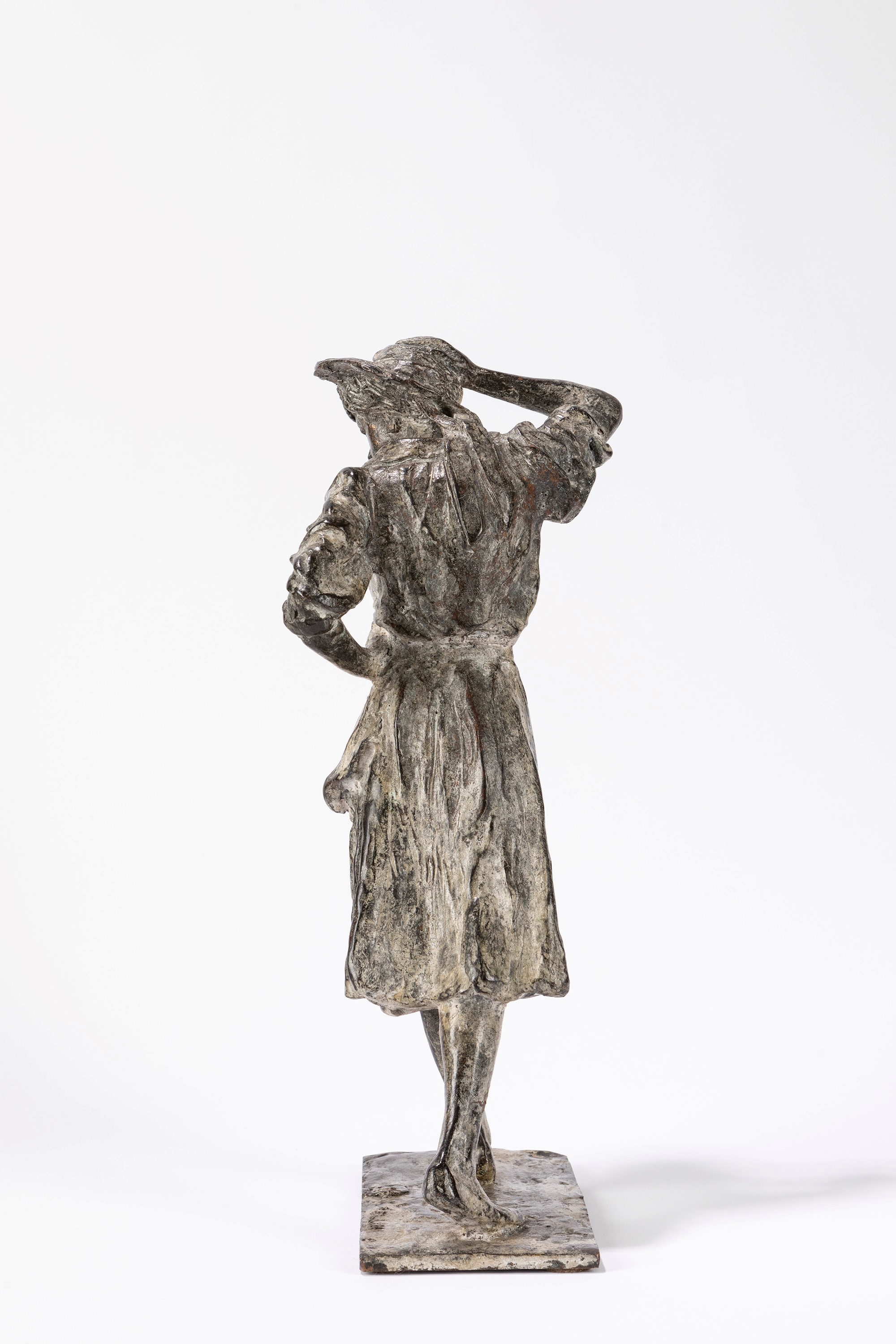 Eros Pellini - A passeggio - scultura in bronzo
