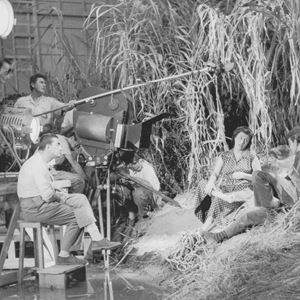 Marcello Mastroianni and Raquel Welch in "Spara forte, più forte... non capisco!"