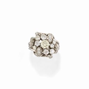  - Anello con diamanti