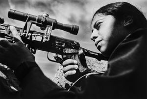 Combattente curda del PKK sulla linea del fronte