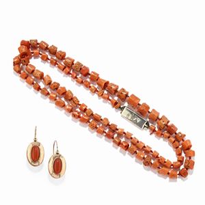  - Collana e coppia di orecchini con corallo