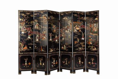 Paravento a sei ante, Cina, secolo XX, lacca nera e oro con decorazioni in madreperla e pietre du...