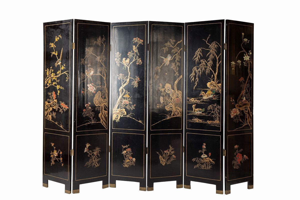 Paravento a sei ante, Cina, secolo XX, lacca nera e oro con decorazioni in madreperla e pietre du...