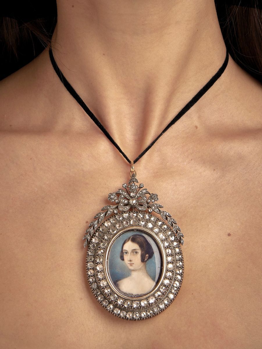 Pendente con miniatura femminile, argento e oro giallo 18k, XIX secolo