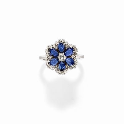 Anello con zaffiri taglio goccia e diamanti, oro bianco 18k