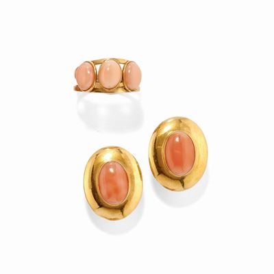 Lotto di gioielli in oro giallo 18k con corallo: anello e orecchini con chiusura a clip