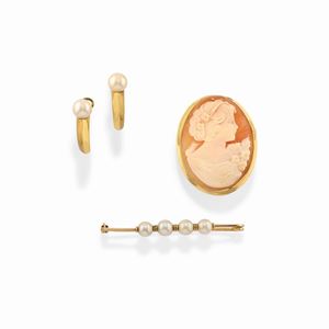 A 18k yellow gold, cameo and cultured pearl lot of jewels