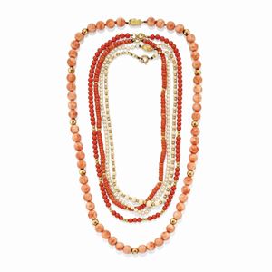 Five 18k and 14k yellow gold, golden metal, coral and cultured pearl necklaces