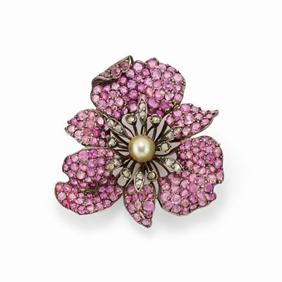 Spilla con perla naturale, zaffiri rosa e diamanti in argento e oro