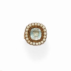 A 18k yellow gold, blue topaz and micro pearl ring, 19th Century, defects