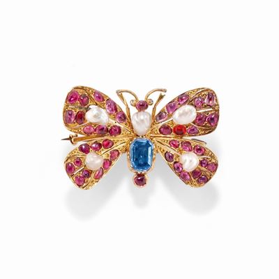 Spilla a farfalla in oro giallo 18k con rubini, zaffiri rosa cabochon e perle coltivate, XIX seco...
