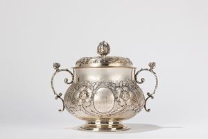  - Zuppiera biansata, sbalzata e cesellata. Marchi per Birmingham 1914