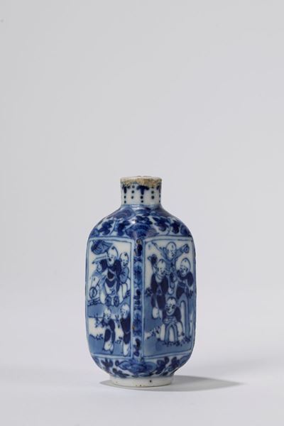 Snuff bottle in porcellana bianca e blu, Cina, XIX secolo