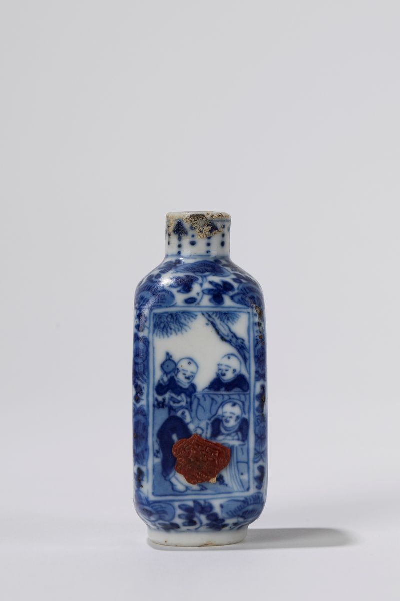 Snuff bottle in porcellana bianca e blu, Cina, XIX secolo