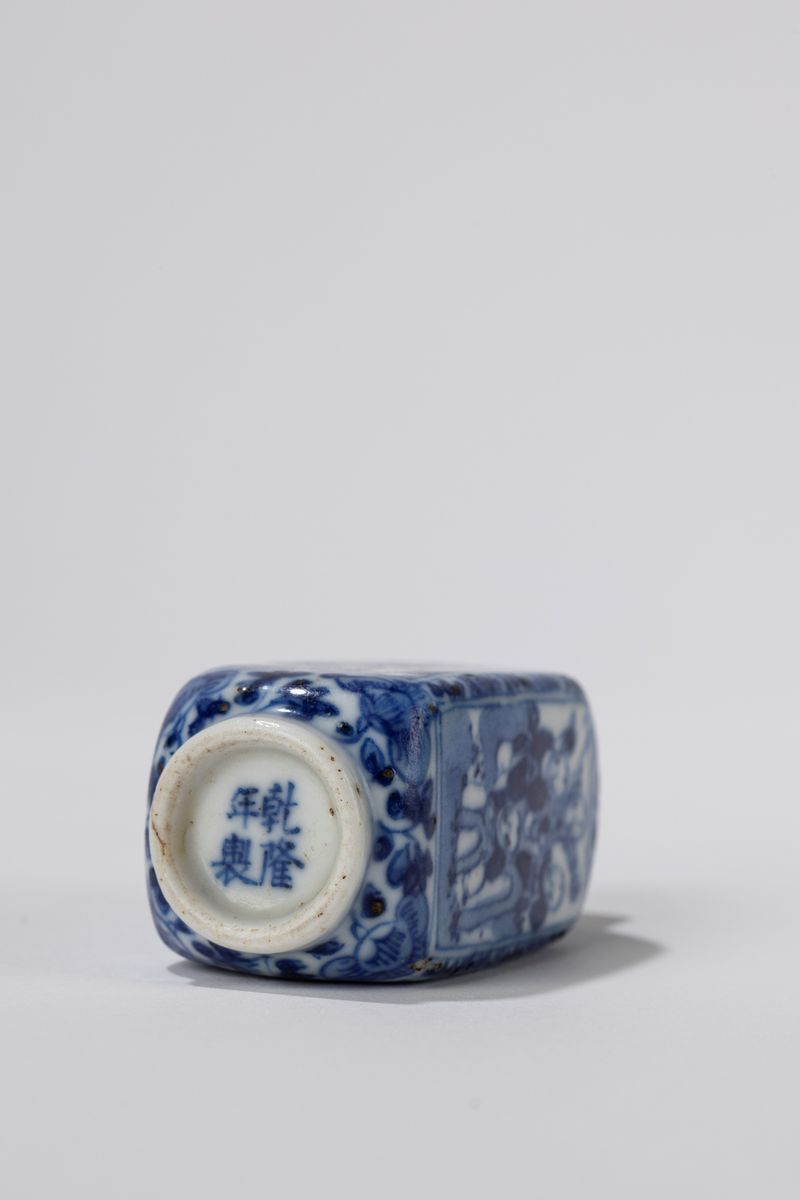 Snuff bottle in porcellana bianca e blu, Cina, XIX secolo
