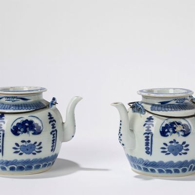 Cina, Coppia di teiere in porcellana bianche e blu con decorazioni di pipistrelli e pesche, inizi...