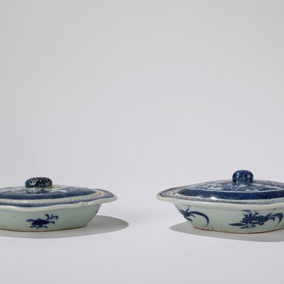 Cina, Due piccole legumiere in porcellana bianca e blu, secolo XIX