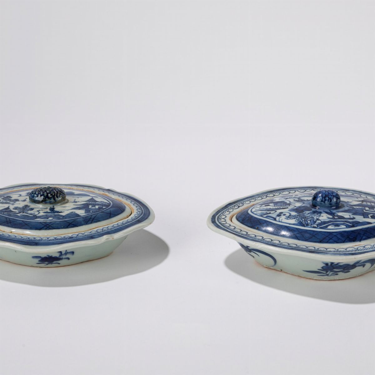 Cina, Due piccole legumiere in porcellana bianca e blu, secolo XIX