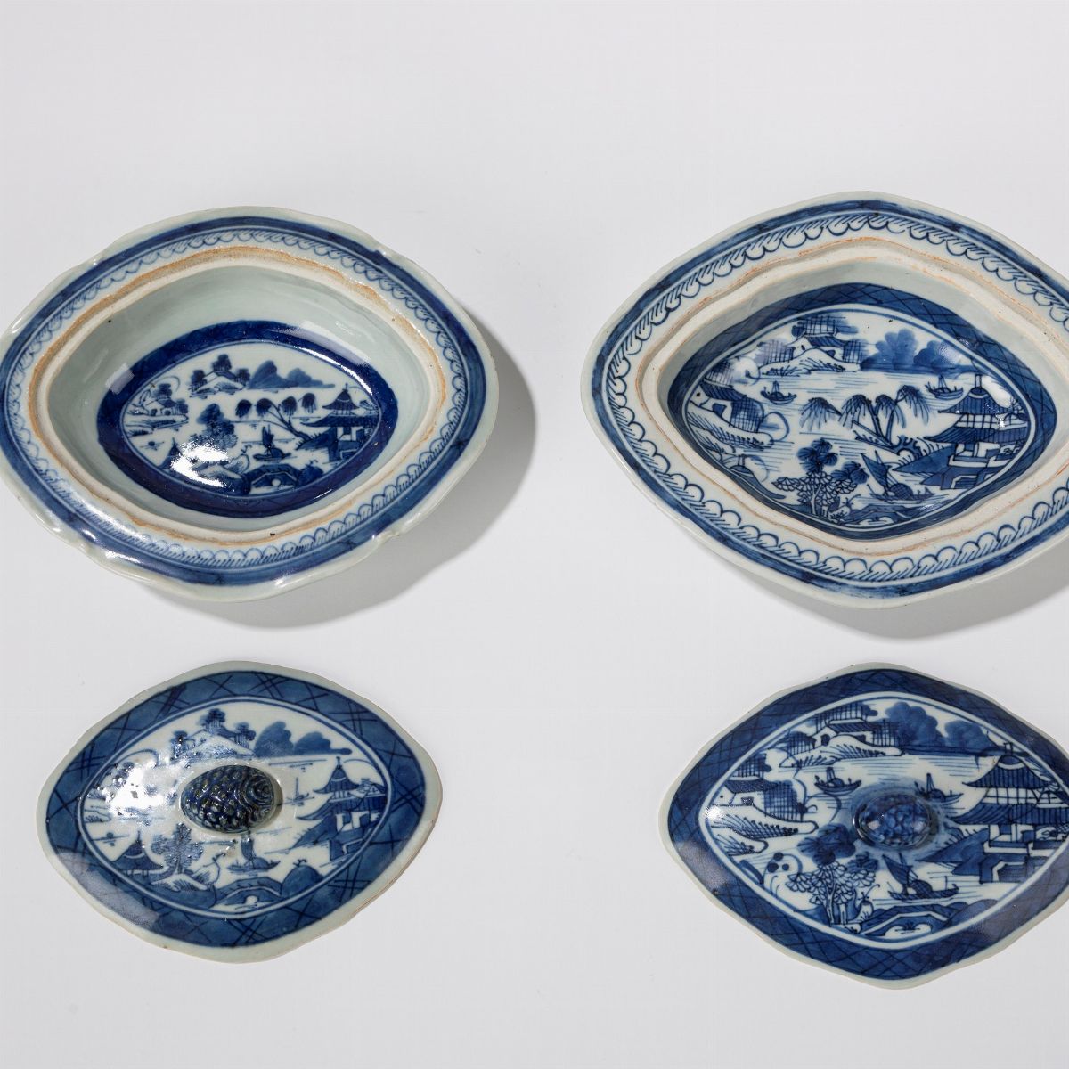 Cina, Due piccole legumiere in porcellana bianca e blu, secolo XIX