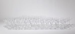 Servizio di 71 bicchieri Baccarat, composto da 15 calici acqua, 15 calici vino rosso, 13 calici vino bianco, 14 calici da liquore e 14 coppe champagne (piccoli difetti)