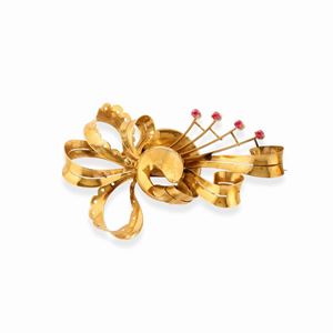 A 18k yellow gold and red stone brooch, circa 1950