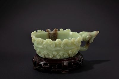 Cina, Tazza in giada verde con impugnature in russet, XX secolo