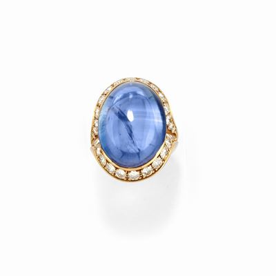 Importante anello in oro giallo 18k con zaffiro Ceylon e diamanti
